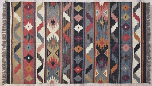 Kilim el yapımı orijinal halı, yüksek çözünürlüklü trend desenli halılar ve renkler                            