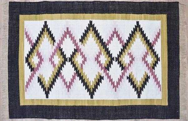 Kilim el yapımı orijinal halı, yüksek çözünürlüklü trend desenli halılar ve renkler                            