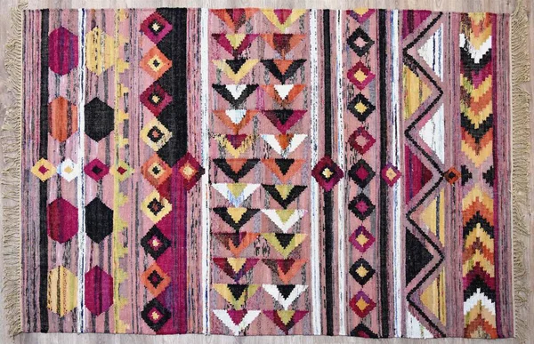 Kilim el yapımı orijinal halı, yüksek çözünürlüklü trend desenli halılar ve renkler                            