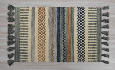 El örgüsü örülmüş ve örülmüş halı, yüksek çözünürlüklü moda desenleri ve renkleri olan halılar