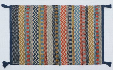 El örgüsü örülmüş ve örülmüş halı, yüksek çözünürlüklü moda desenleri ve renkleri olan halılar