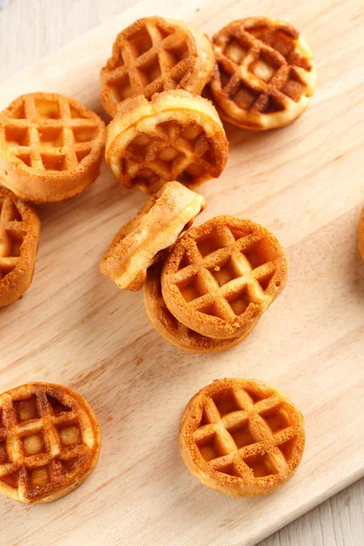 Circle Mini Waffles Wooden Cutting Board Top View — Stock Photo, Image