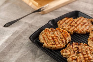 düz ekmek peynir, soğan ve sarımsak ızgara