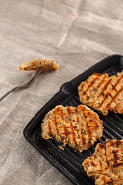 düz ekmek peynir, soğan ve sarımsak ızgara