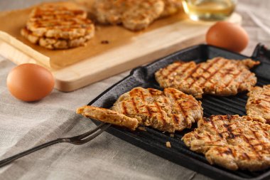 düz ekmek peynir, soğan ve sarımsak ızgara