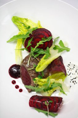 Pancar ve kızılcık restoran menü için beyaz tabakta sos ile Marine biftek