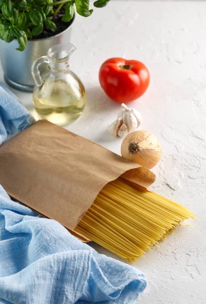 Pasta Cruda Italiana Spaghetti Con Verdure Sfondo Bianco — Foto Stock