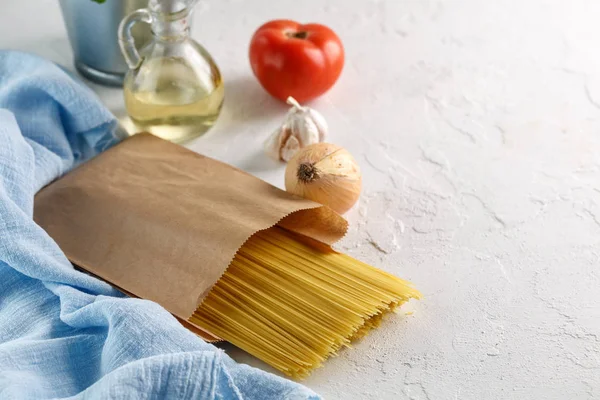 Pasta Cruda Italiana Spaghetti Con Verdure Sfondo Bianco — Foto Stock