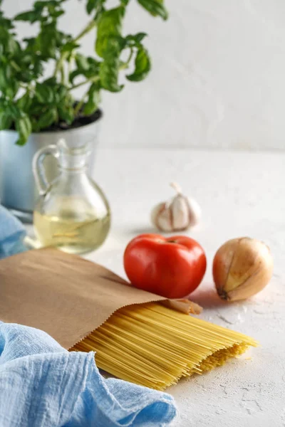 Pasta Cruda Italiana Spaghetti Con Verdure Sfondo Bianco — Foto Stock