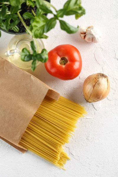 바탕에 야채와 이탈리아 파스타 스파게티 — 스톡 사진