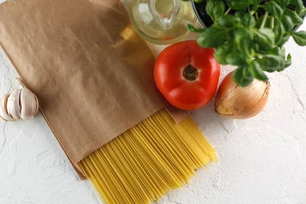 Surový Italské Těstoviny Špagety Zeleninou Bílém Pozadí Pohled Shora Copyspace — Stock fotografie