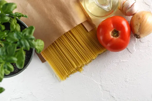 Surový Italské Těstoviny Špagety Zeleninou Bílém Pozadí Pohled Shora Copyspace — Stock fotografie