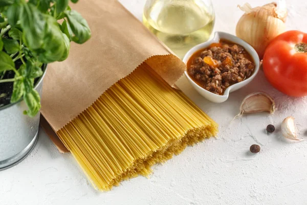 Spaghetti Pasta Cruda Italiana Con Verdure Fondo Bianco Vista Dall — Foto Stock