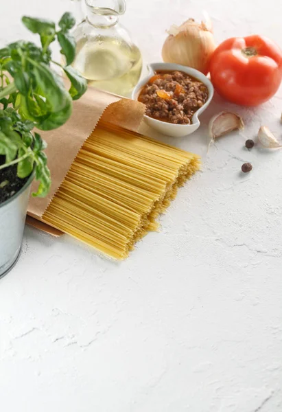Ωμά Ζυμαρικά Ιταλική Μακαρονάδα Λαχανικά Άσπρο Φόντο Top View Copyspace — Φωτογραφία Αρχείου