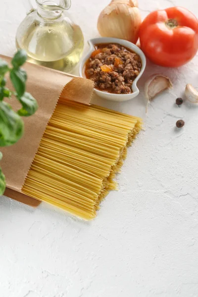 Spaghetti Pasta Cruda Italiana Con Verdure Fondo Bianco Vista Dall — Foto Stock