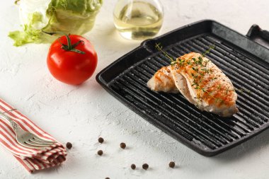 baharat siyah grill Pan ile ızgara tavuk