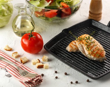 siyah ızgara baharatlar ile ızgara tavuk salata için pan