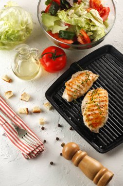 siyah ızgara baharatlar ile ızgara tavuk salata için pan