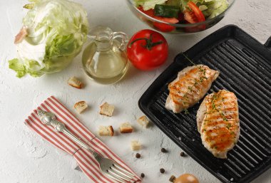 siyah ızgara baharatlar ile ızgara tavuk salata için pan