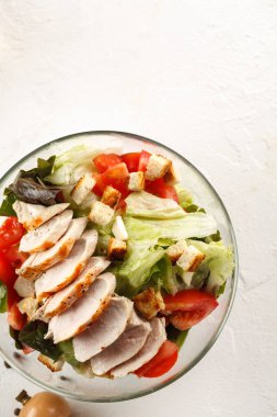 salata cesar tavuk ızgara beyaz masada cam kapta. Üstten görünüm. Düz yatıyordu. Boşaltmak