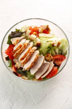 salata cesar tavuk ızgara beyaz masada cam kapta. Üstten görünüm. Düz yatıyordu. Boşaltmak