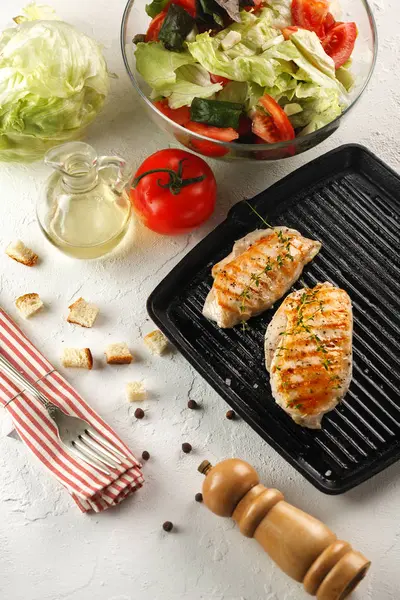 siyah ızgara baharatlar ile ızgara tavuk salata için pan