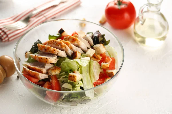 salata cesar tavuk ızgara Beyaz ahşap masa üzerinde cam kapta. Dekor taze sebze