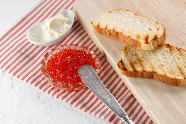 Toasts Mit Butter Und Rotem Kaviar Auf Einem Hölzernen Schneidebrett — Stockfoto
