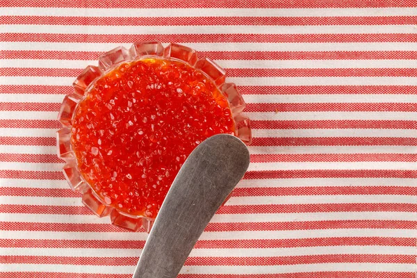 Caviar Vermelho Uma Xícara Fundo Têxtil Decorado Com Uma Faca — Fotografia de Stock