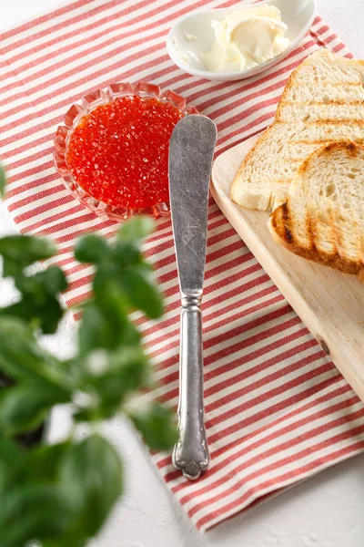 Toasts Mit Butter Und Rotem Kaviar Auf Einem Hölzernen Schneidebrett — Stockfoto