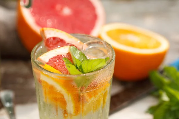 Citronnade Agrumes Verre Menthe Orange Pamplemousse Citron Sur Fond Verdure — Photo