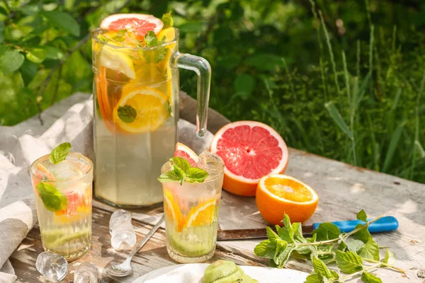 Limonata Agli Agrumi Vetro Con Menta Arancione Pompelmo Limone Sfondo — Foto Stock