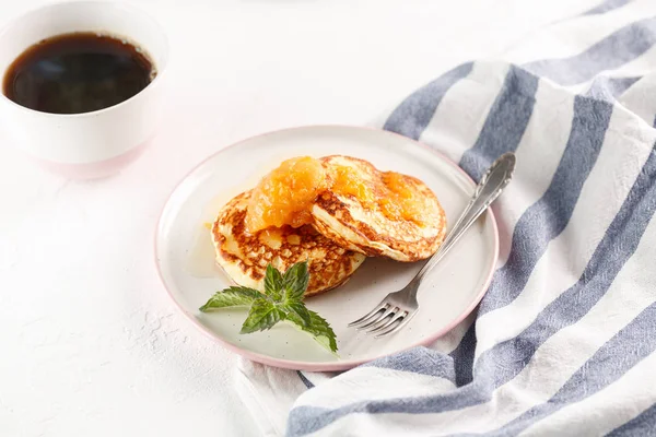 Quark-Pfannkuchen, Syrniki, Quark-Krapfen. Frühstück mit Kaffee, Käsekuchen und Marillenmarmelade. Kopierraum — Stockfoto