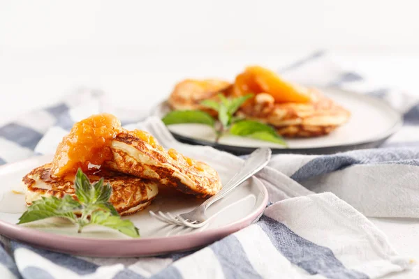 Süzme peynirli gözleme, syrniki, lor börek. Kahvaltı beyaz arka plan cheesecake ve Kayısı reçeli.