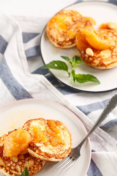 Quark-Pfannkuchen, Syrniki, Quark-Krapfen. Frühstück auf weißem Hintergrund Käsekuchen und Marillenmarmelade. — Stockfoto