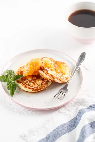 Cottage cheese pancakes, syrniki, curd fritters. Breakfast with coffee, cheesecake and apricot jam. Flatlay. Top view. copyspace — Stock Photo, Image