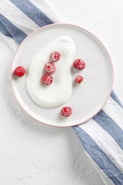 Ev yapımı yoğurt ve olgun ahududu ile beyaz tablo ile plaka