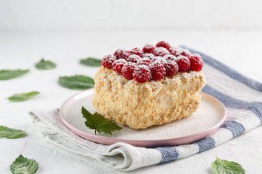 Napolyon Kek Ahududu beyaz bir tablo ile