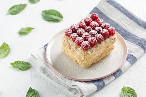 Pastel de Napoleón con frambuesas en una mesa blanca — Foto de Stock