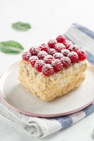 Pastel de Napoleón con frambuesas en una mesa blanca — Foto de Stock