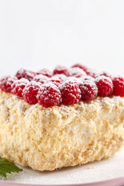 Pastel de Napoleón con frambuesa y azúcar de cerca — Foto de Stock