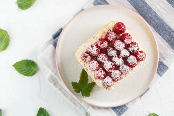 Pastel de Napoleón con frambuesas en una mesa blanca — Foto de Stock