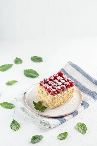 Pastel Napoleón Con Frambuesas Una Mesa Blanca — Foto de Stock