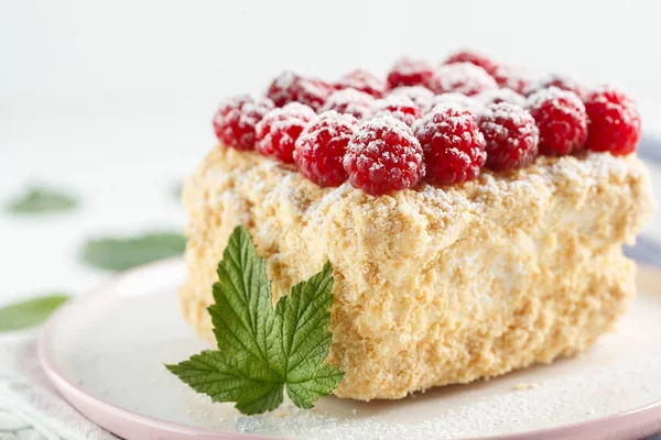 Pastel de Napoleón con frambuesa y azúcar de cerca — Foto de Stock