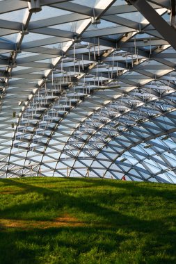 Moskova - 22 Eylül 2018: Moskova Zaryadye parkında amfitiyatro cam kubbesi altında