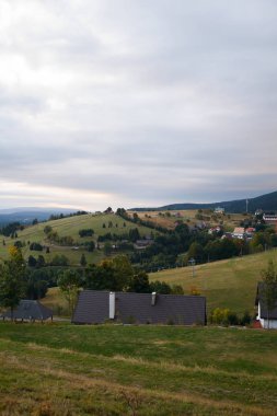 Polonya. 22 Eylül 2018. Tepeler ve orman manzarası. Kayak Merkezi. Bulutlu hava. Çevrenin Zieleniec