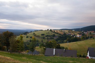 Polonya. 22 Eylül 2018. Tepeler ve orman manzarası. Kayak Merkezi. Bulutlu hava. Çevrenin Zieleniec