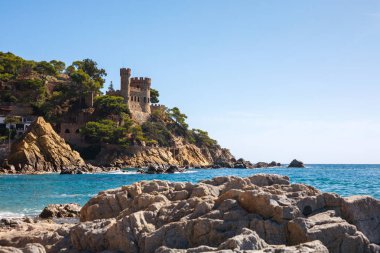 Bir Lloret de Aralık Eylül 2018. İspanya. Kale manzarası güneşli bir kayaya. Deniz manzarası