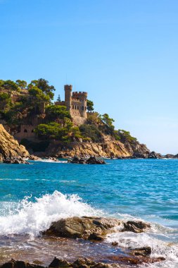 Bir Lloret de Aralık Eylül 2018. İspanya. Kale manzarası güneşli bir kayaya. Deniz manzarası