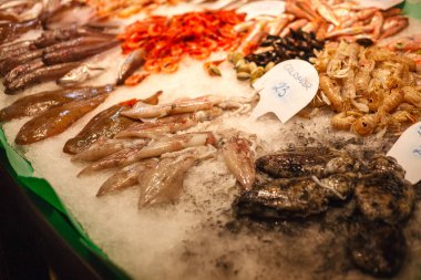 La Boqueria market, Barcelona 25 Eylül 2018 yılında deniz ürünleri satışı
